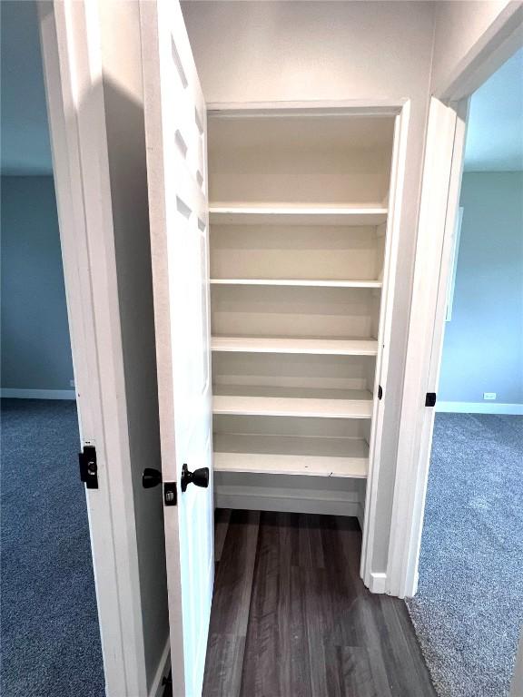 1705 NE Texas Ave, Cedar Rapids, IA 52402 - view of closet