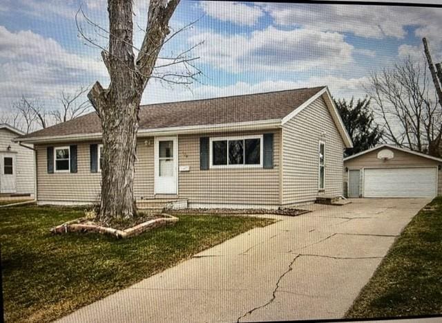 108 Atwood Dr SW, Cedar Rapids, IA 52404 - ranch-style home featuring entry steps, an outdoor structure, a detached garage, and a shingled roof