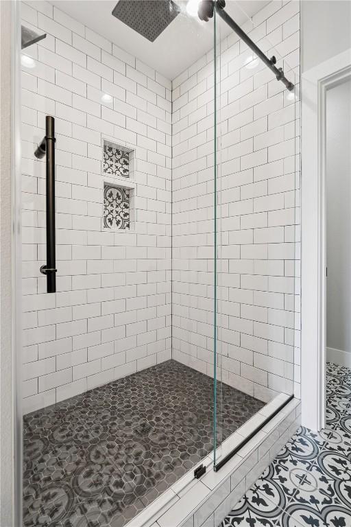 4395 Rec Dr, Marion, IA 52302 - full bathroom featuring a stall shower