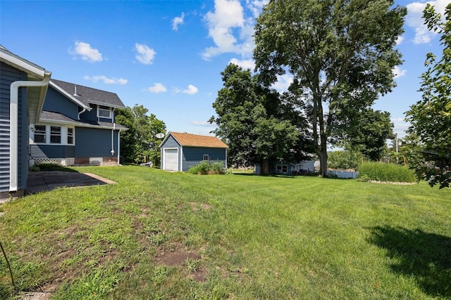 308 Main St, Norway, IA 52318 - view of grassy yard featuring a detached garage and an outdoor structure