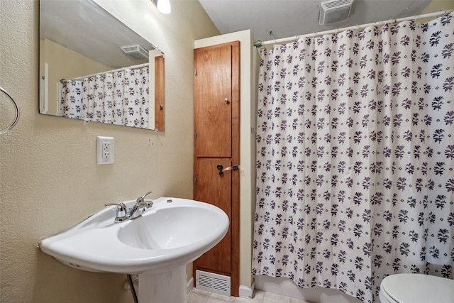 107 Spruce St, Blairstown, IA 52209 - full bath featuring curtained shower and a textured wall