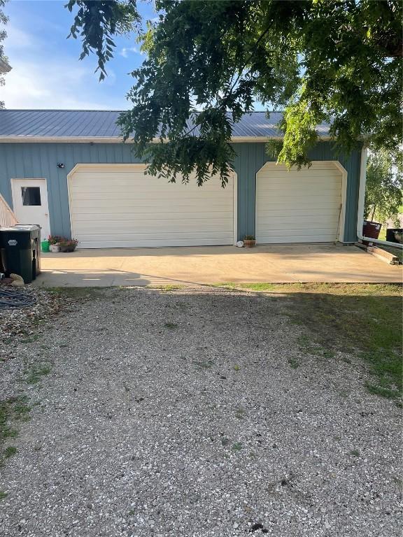 711 E Des Moines St, Brooklyn, IA 52211 - photo 2