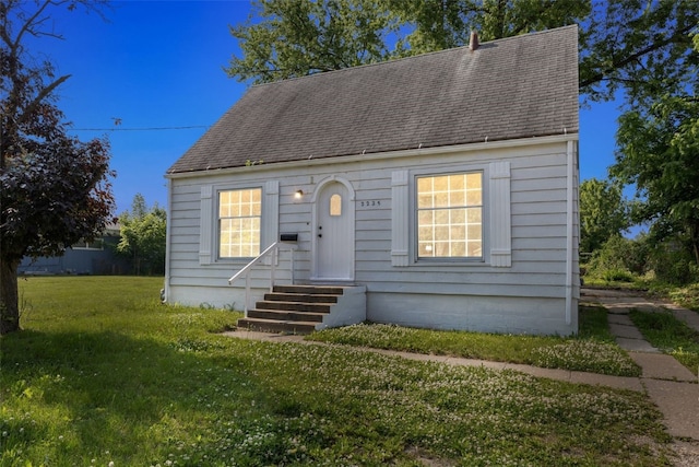 2225 SE Mount Vernon Rd, Cedar Rapids, IA 52403 - view of front of property with a shingled roof, entry steps, and a front lawn