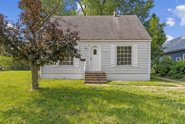 2225 SE Mount Vernon Rd, Cedar Rapids, IA 52403 - view of front of house with a front lawn and roof with shingles