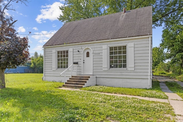 2225 SE Mount Vernon Rd, Cedar Rapids, IA 52403 - cape cod home with entry steps, roof with shingles, and a front yard