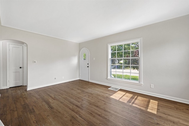 2225 SE Mount Vernon Rd, Cedar Rapids, IA 52403 - foyer entrance featuring dark wood finished floors and arched walkways