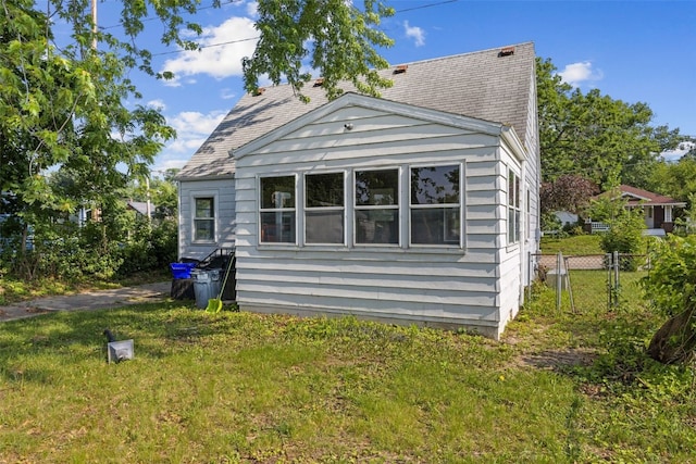 2225 SE Mount Vernon Rd, Cedar Rapids, IA 52403 - back of house featuring roof with shingles and a gate