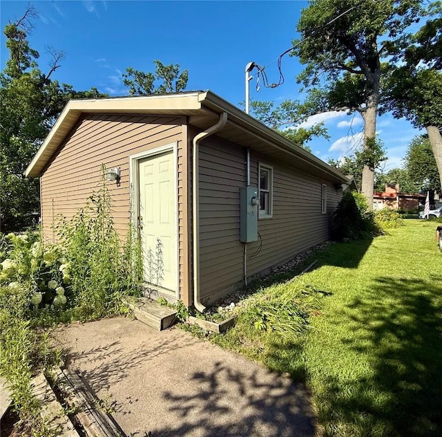 4449 Northwood Dr NE, Cedar Rapids, IA 52402 - view of home's exterior featuring a lawn