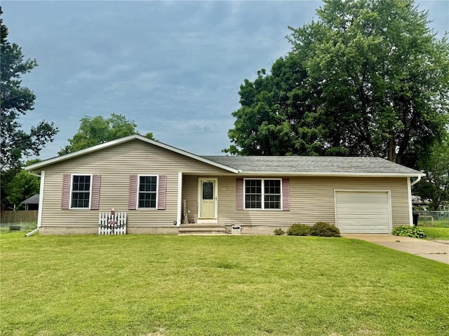 507 Maplewood Dr, Center Point, IA 52213 - ranch-style house featuring driveway and an attached garage