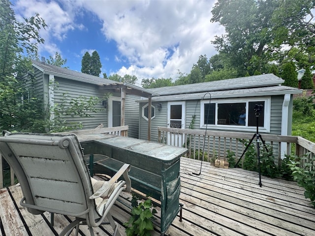 1640 11th St NW, Cedar Rapids, IA 52405 - wooden terrace with outdoor dining area