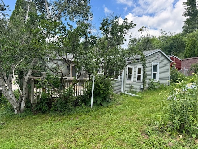 1640 11th St NW, Cedar Rapids, IA 52405 - view of yard with a deck