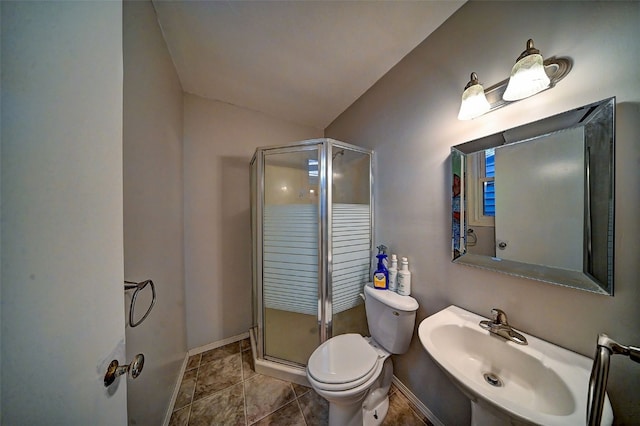 1640 11th St NW, Cedar Rapids, IA 52405 - full bath featuring a shower stall and vaulted ceiling