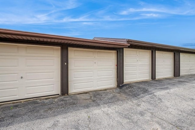 809 Kerry Ln SE Unit 66, Cedar Rapids, IA 52403 - view of garage