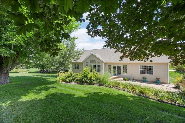 422 Rock Ridge Rd NW, Cedar Rapids, IA 52405 - rear view of house featuring a yard and roof with shingles
