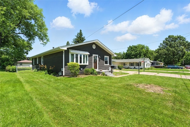 2113 Ridgewood Ave, Muscatine, IA 52761 - view of front of property featuring a front yard and driveway