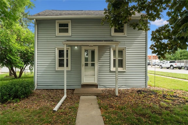 100 W Short St, Solon, IA 52333 - traditional-style house with roof with shingles