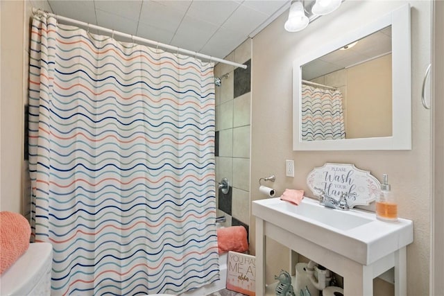 100 W Short St, Solon, IA 52333 - full bath with curtained shower and toilet