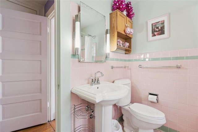 1727 Grande Ave SE, Cedar Rapids, IA 52403 - bathroom featuring tile walls