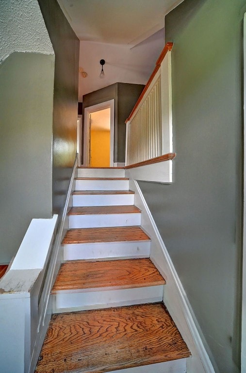 383 21st St SE, Cedar Rapids, IA 52403 - view of stairway