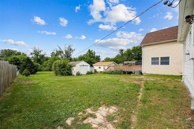 609 34th St NE, Cedar Rapids, IA 52402 - view of yard featuring a detached garage and an outbuilding