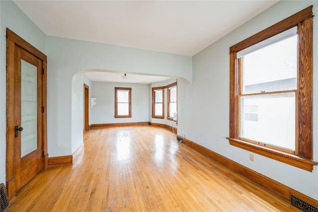 1022 19th St SE, Cedar Rapids, IA 52403 - empty room featuring arched walkways and light wood-style floors