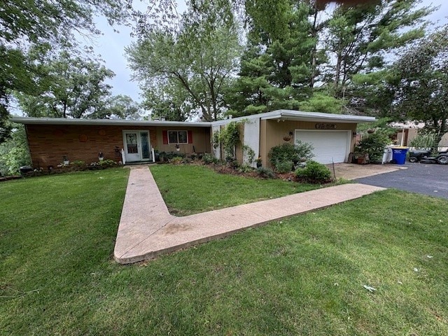2119 Lakeview Ridge Dr NE, Solon, IA 52333 - ranch-style home featuring an attached garage, a front lawn, and driveway