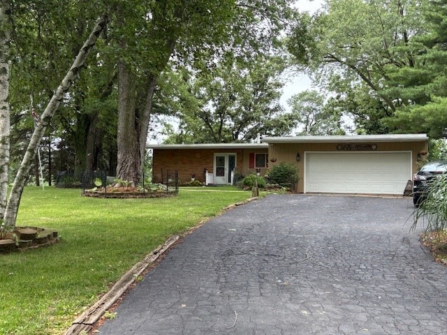 2119 Lakeview Ridge Dr NE, Solon, IA 52333 - ranch-style home featuring driveway, an attached garage, and a front yard