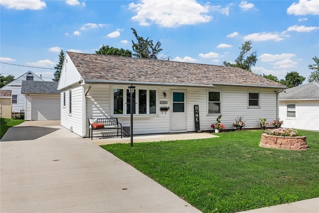 1140 31st St, Cedar Rapids, IA 52402 - ranch-style house featuring an outbuilding, a front lawn, roof with shingles, and a detached garage