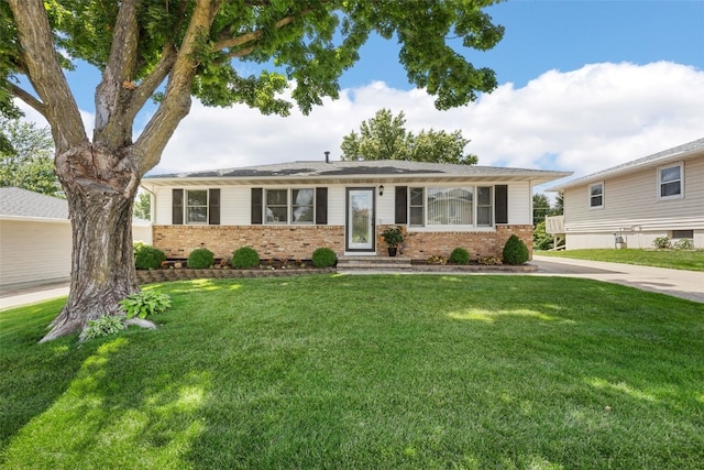 906 29th St NW, Cedar Rapids, IA 52405 - ranch-style home with brick siding and a front lawn