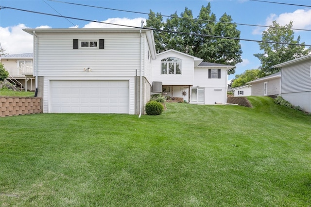 906 29th St NW, Cedar Rapids, IA 52405 - back of house featuring a garage and a lawn