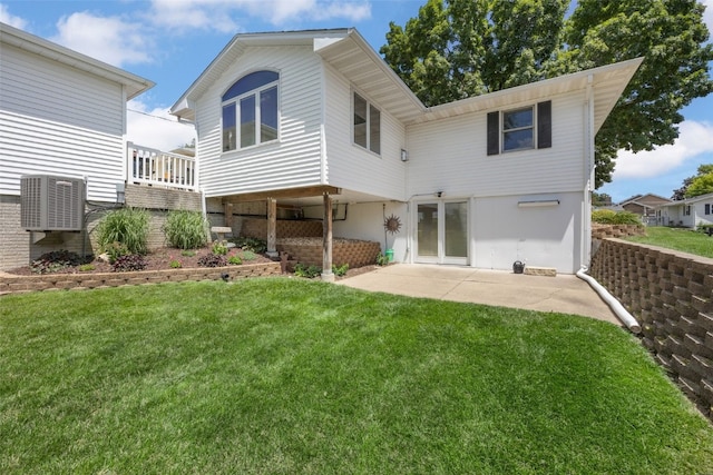 906 29th St NW, Cedar Rapids, IA 52405 - back of house featuring a patio area and a yard