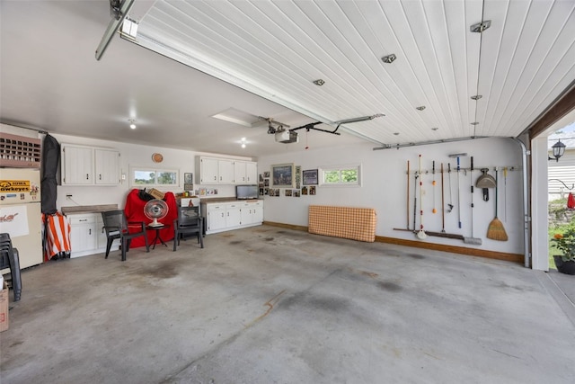 906 29th St NW, Cedar Rapids, IA 52405 - garage featuring a garage door opener