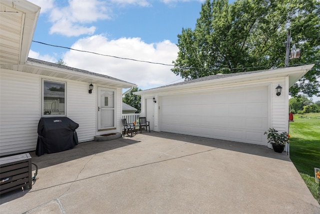 906 29th St NW, Cedar Rapids, IA 52405 - view of detached garage