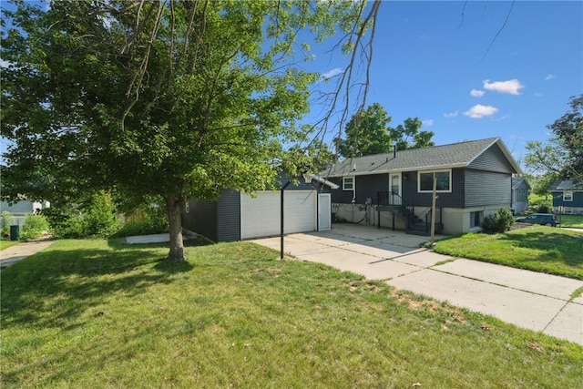 3140 Stratford Ln SW, Cedar Rapids, IA 52404 - ranch-style home with an outdoor structure, a front yard, and a detached garage