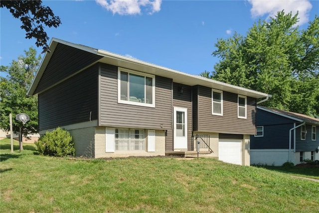 3140 Stratford Ln SW, Cedar Rapids, IA 52404 - raised ranch featuring brick siding, a garage, and a front lawn