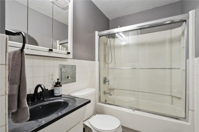 3140 Stratford Ln SW, Cedar Rapids, IA 52404 - full bath with a textured ceiling, bath / shower combo with glass door, vanity, and tile walls