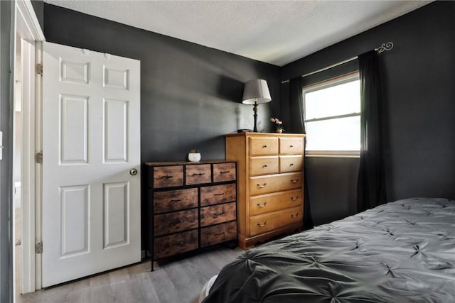 3140 Stratford Ln SW, Cedar Rapids, IA 52404 - bedroom with wood finished floors and a textured ceiling