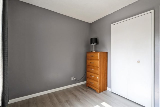 3140 Stratford Ln SW, Cedar Rapids, IA 52404 - bedroom featuring light wood-style floors and a closet