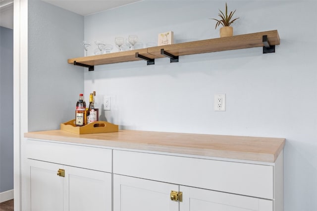 605 Alexis Ln, Marion, IA 52302 - view of indoor dry bar