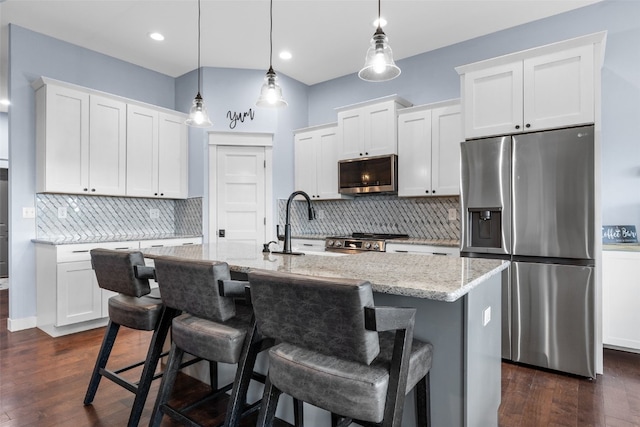 605 Alexis Ln, Marion, IA 52302 - kitchen featuring stainless steel appliances, tasteful backsplash, white cabinetry, dark wood-style flooring, and recessed lighting