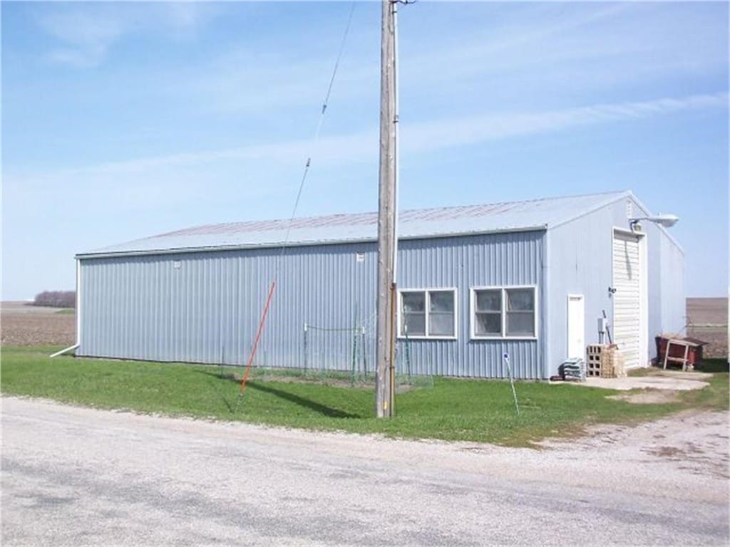 2665 71st St, Newhall, IA 52315 - view of pole building featuring a yard