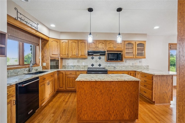 5524 Cimarron Ct, Marion, IA 52302 - kitchen featuring black appliances, under cabinet range hood, light wood finished floors, a kitchen island, and recessed lighting