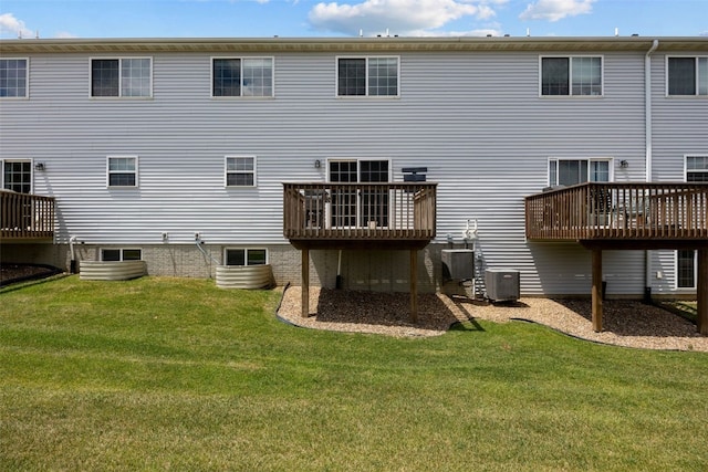 121 Woodstone Ln SW, Cedar Rapids, IA 52404 - back of house featuring a lawn and a wooden deck