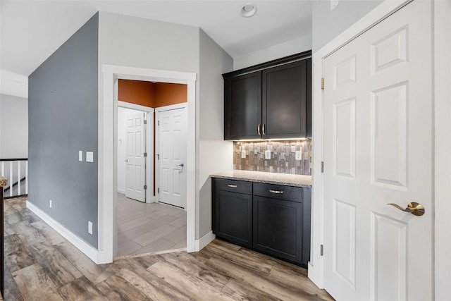 4310 Carpenter Rd NE, Cedar Rapids, IA 52411 - bar area with backsplash and light wood-style flooring