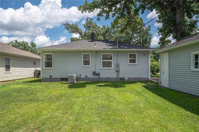 446 19th NW, Cedar Rapids, IA 52405 - back of property featuring a yard and a chimney