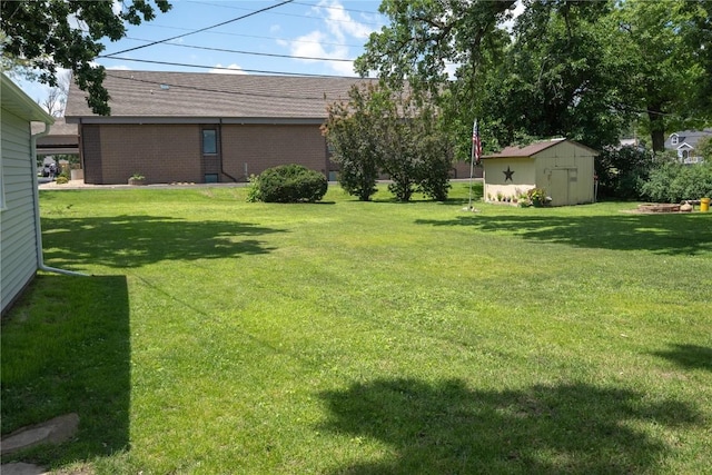 446 19th NW, Cedar Rapids, IA 52405 - view of grassy yard featuring a storage shed