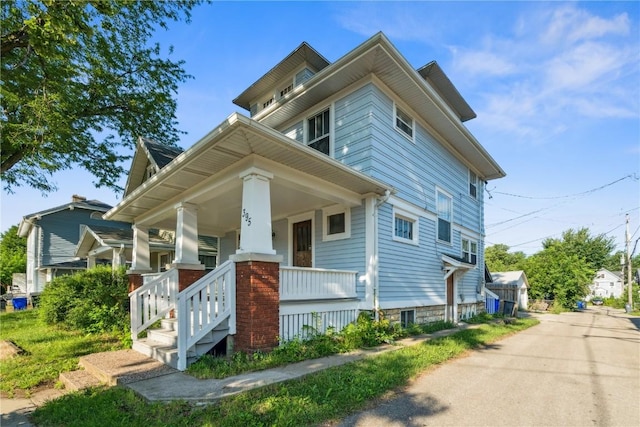 395 18th St SE, Cedar Rapids, IA 52403 - traditional style home with covered porch
