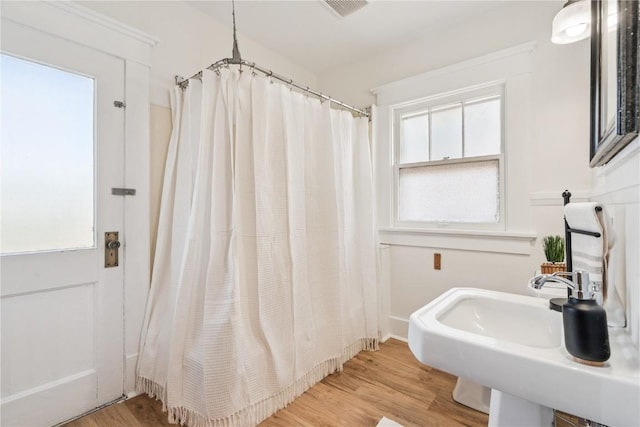 395 18th St SE, Cedar Rapids, IA 52403 - full bath with plenty of natural light and wood finished floors