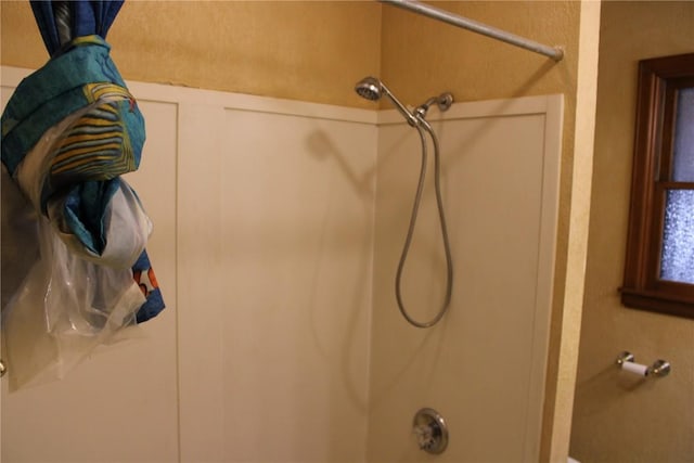 302 S Main St, Monticello, IA 52310 - full bath featuring shower / bath combination