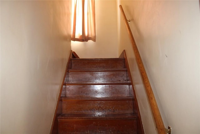 302 S Main St, Monticello, IA 52310 - view of staircase